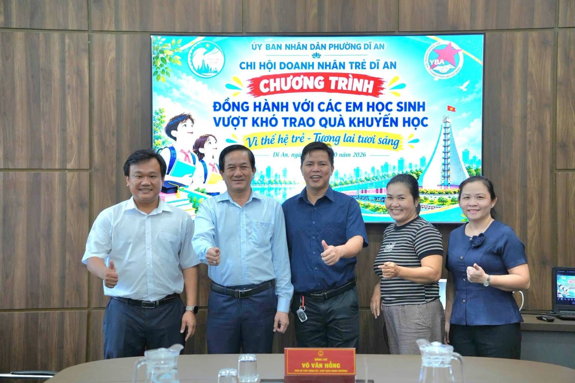 UBND PHƯỜNG DĨ AN PHỐI HỢP CHI HỘI DOANH NHÂN TRẺ TRAO QUÀ CHO HỌC SINH CÓ HOÀN CẢNH KHÓ KHĂN
